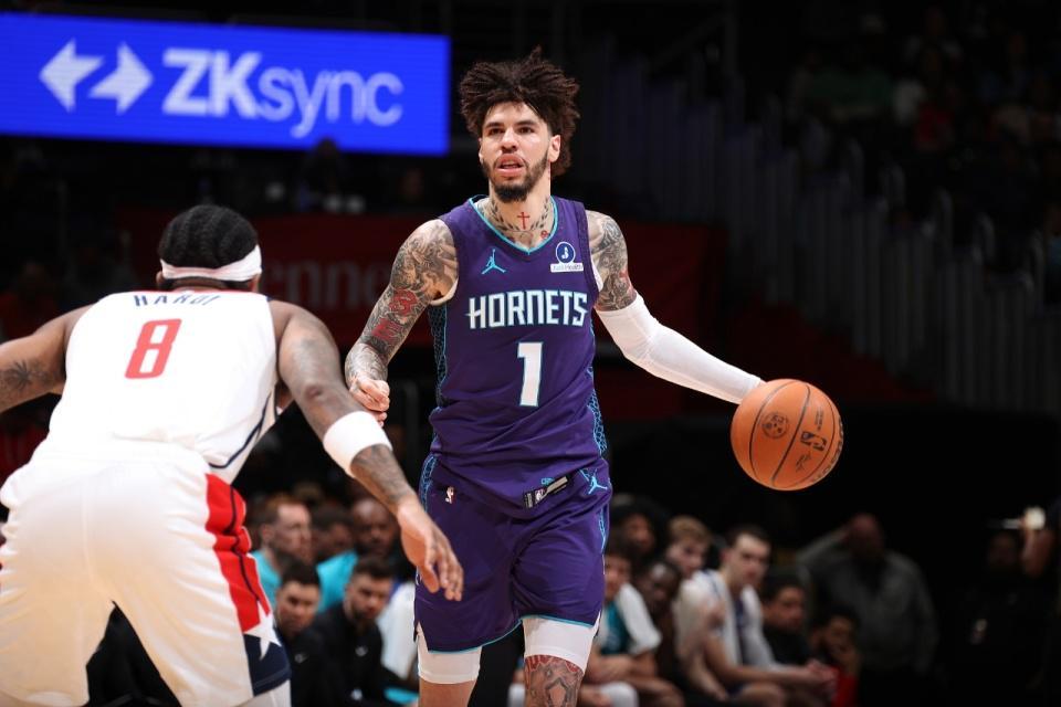 九游体育-三球三节37+8+7+10三分生涯新高 黄蜂大胜奇才近14战11胜